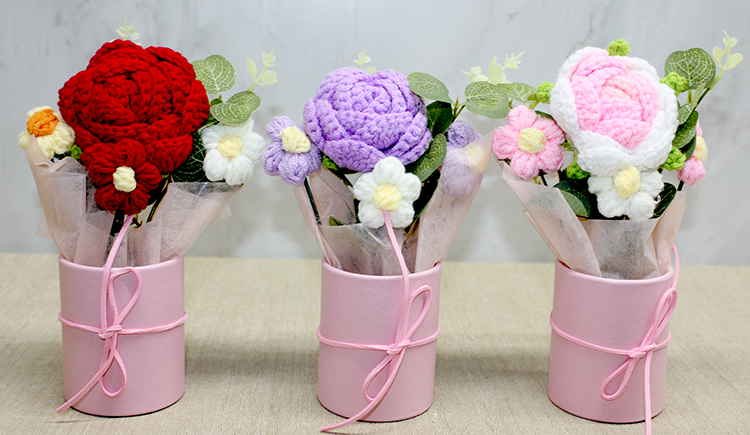 El Örgüsü Saksıda Gül Buketi