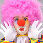 Pembe Renk Kıvırcık Bonus Peruk ve Kırmızı Burun Seti