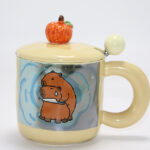 Capybara Desenli Kapaklı Kaşıklı Porselen Kupa Bardak